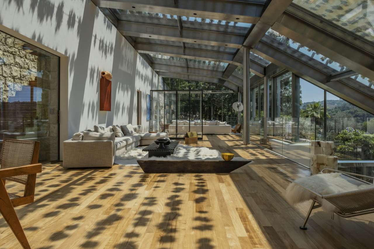 With simply stunning sea and harbour views, this spacious and unique 6 bedr