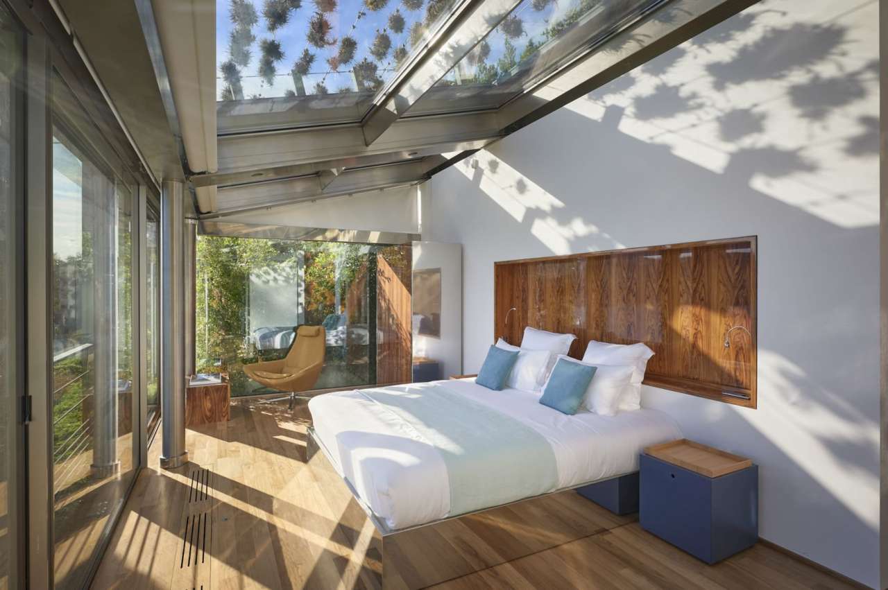 With simply stunning sea and harbour views, this spacious and unique 6 bedr