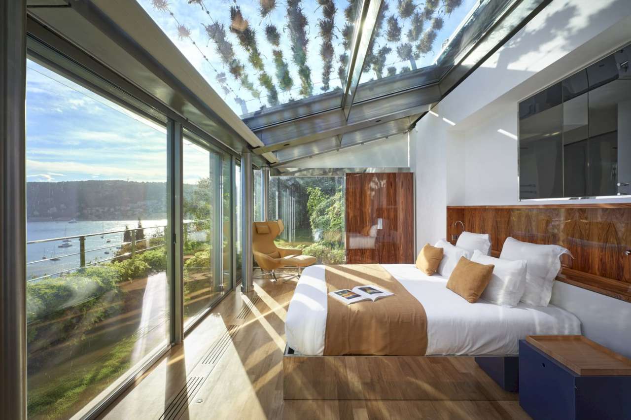 With simply stunning sea and harbour views, this spacious and unique 6 bedr