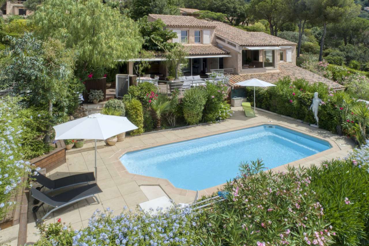 Lovely 5 bedroom south facing villa, which is ideally situated right in the