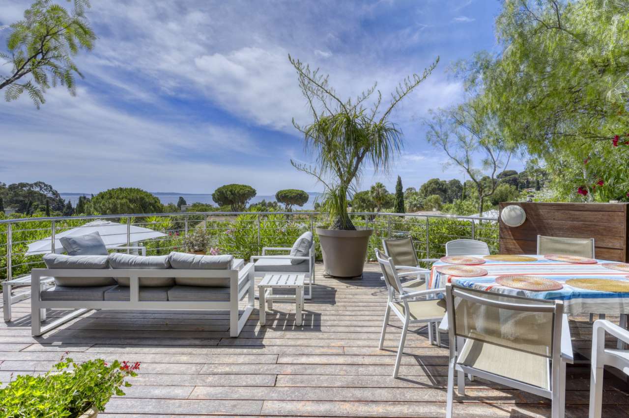 Lovely 5 bedroom south facing villa, which is ideally situated right in the