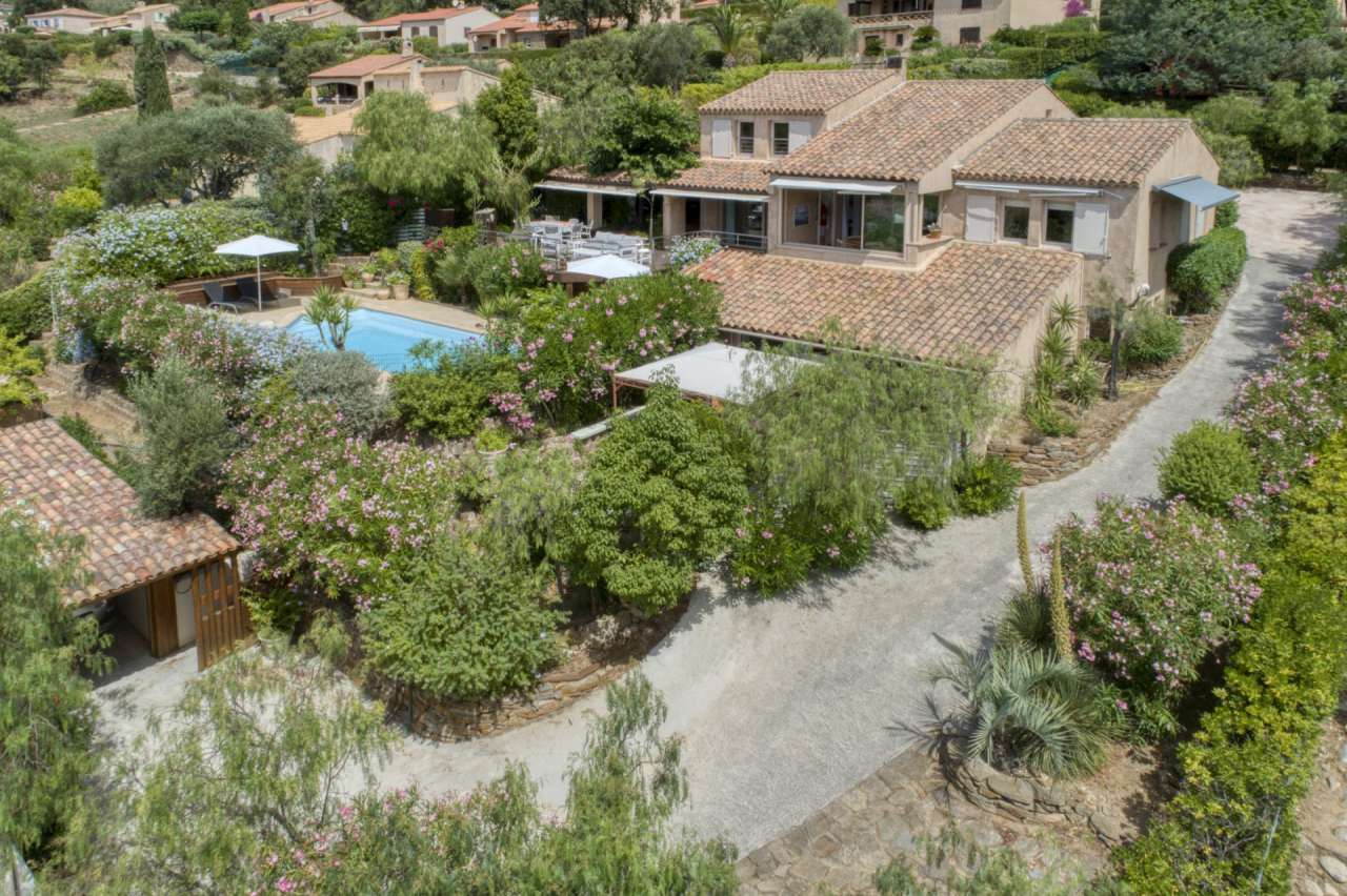 Lovely 5 bedroom south facing villa, which is ideally situated right in the