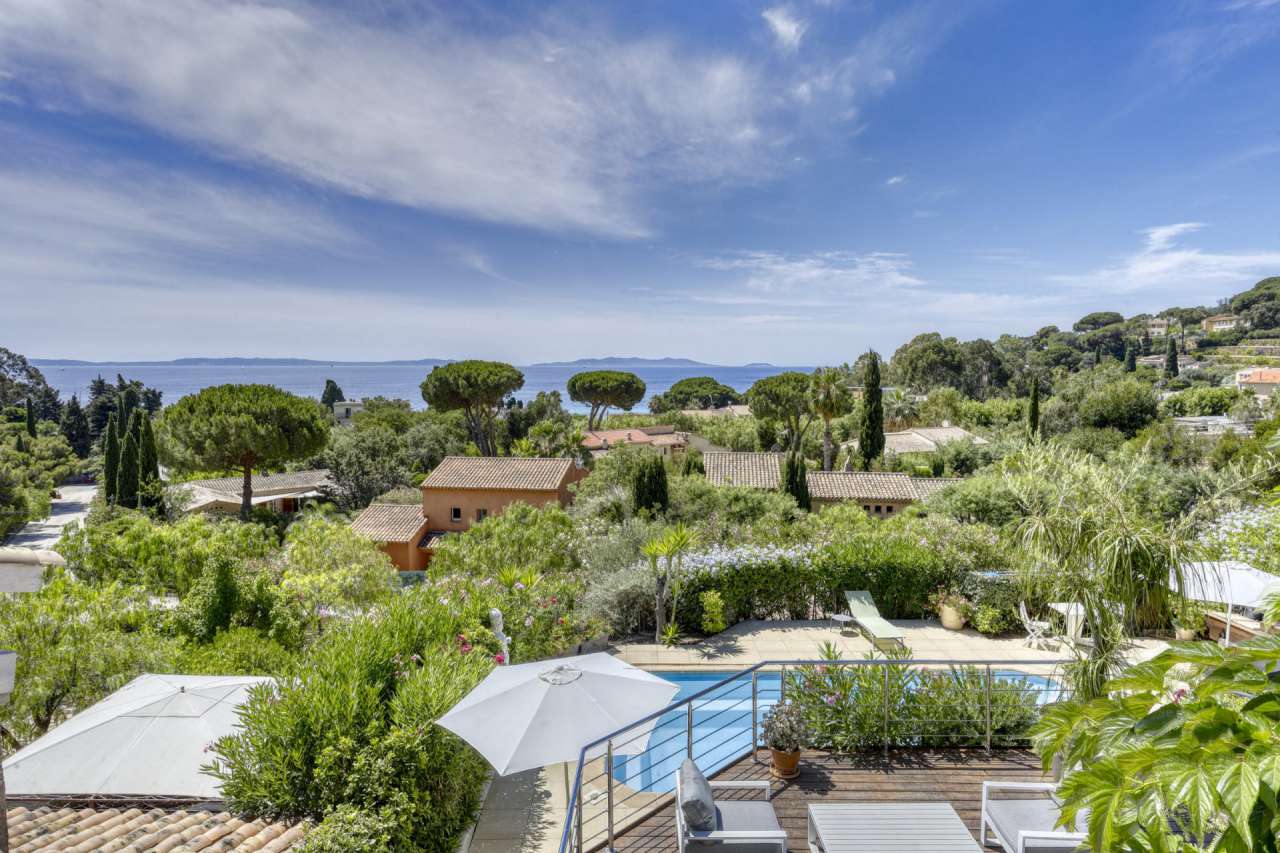 Lovely 5 bedroom south facing villa, which is ideally situated right in the