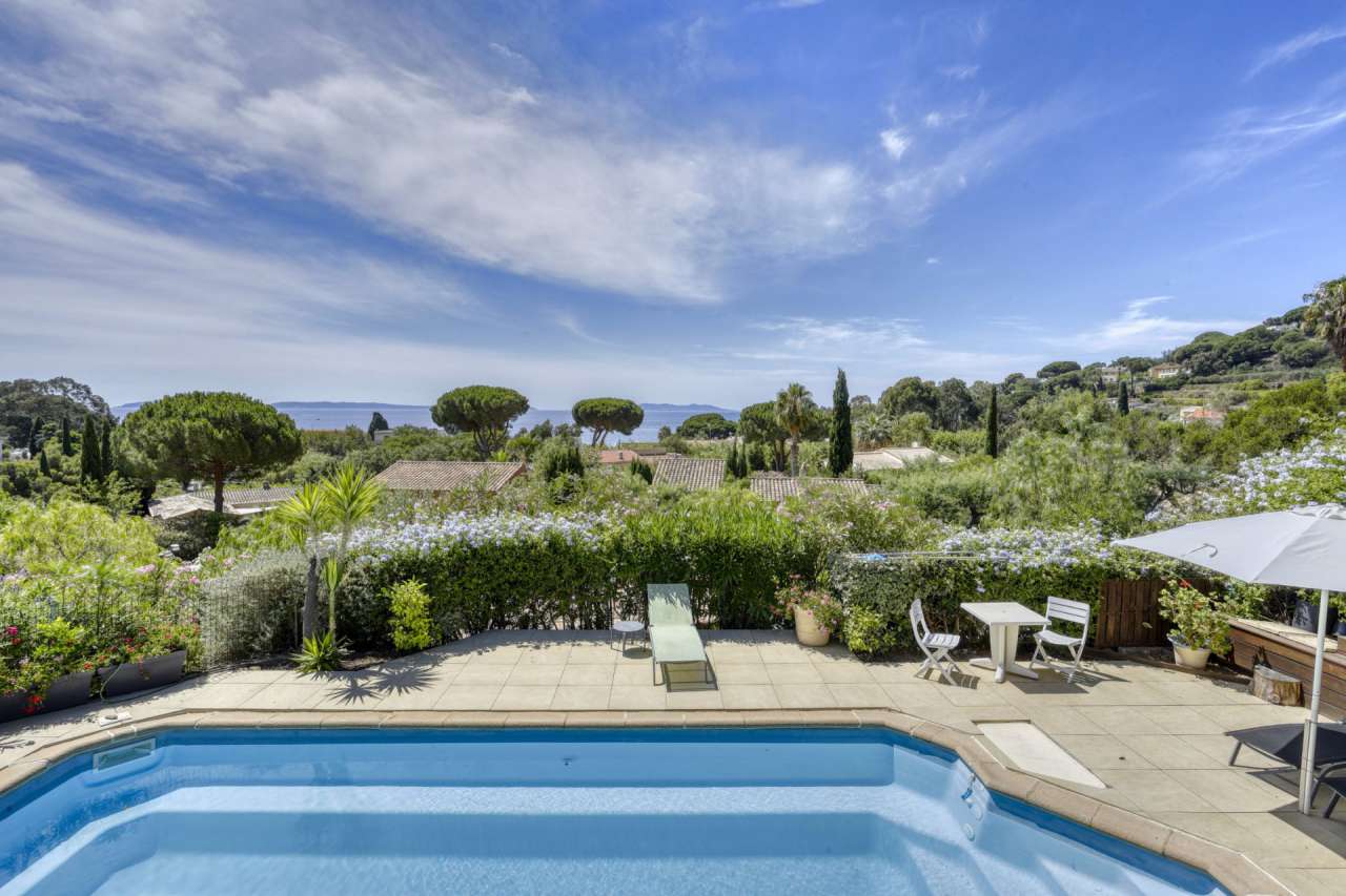 Lovely 5 bedroom south facing villa, which is ideally situated right in the