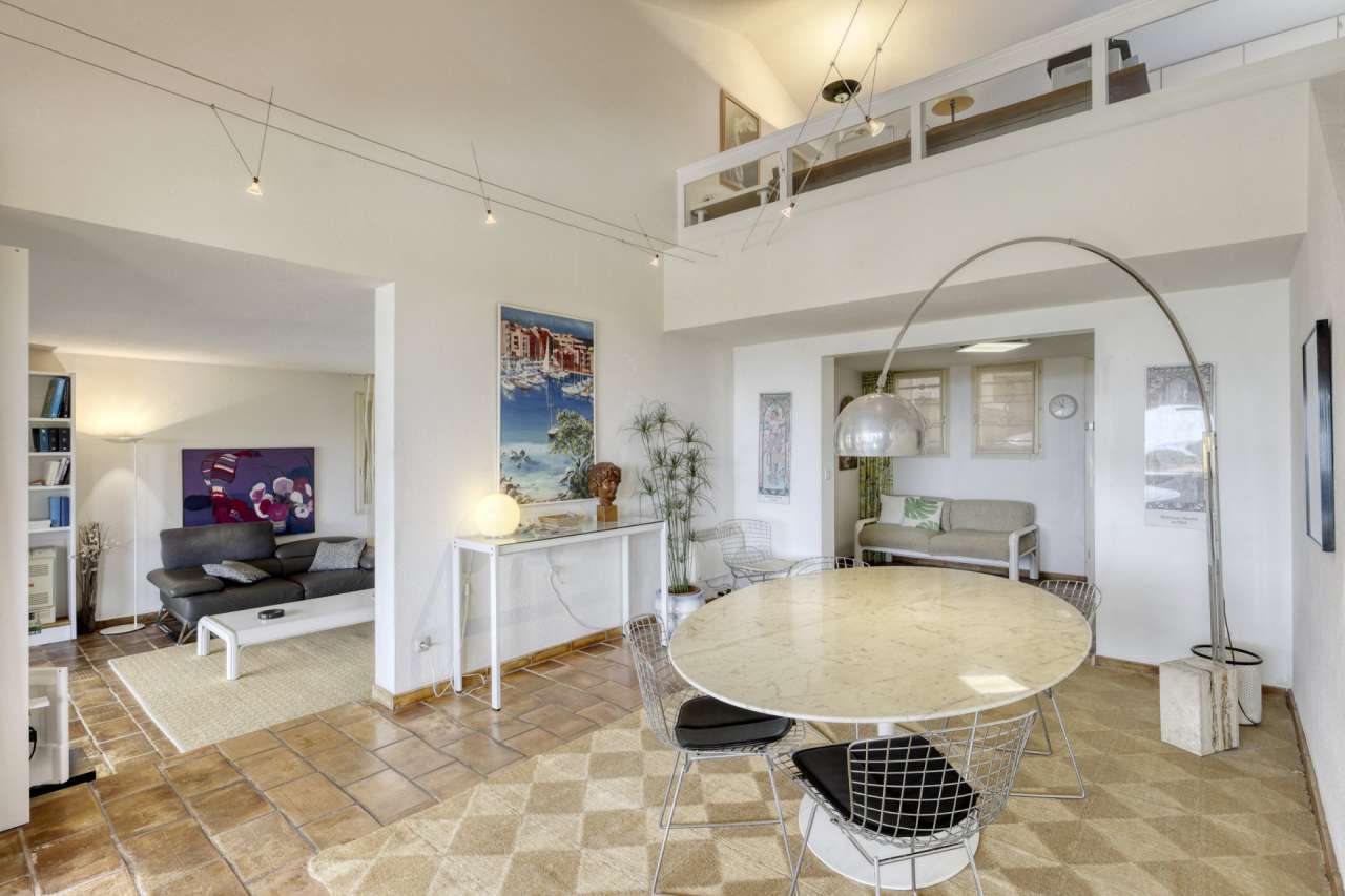 Lovely 5 bedroom south facing villa, which is ideally situated right in the