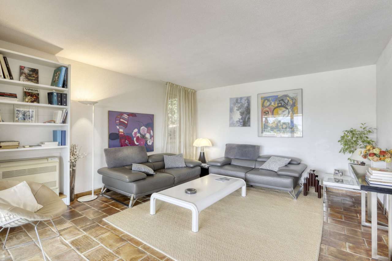 Lovely 5 bedroom south facing villa, which is ideally situated right in the