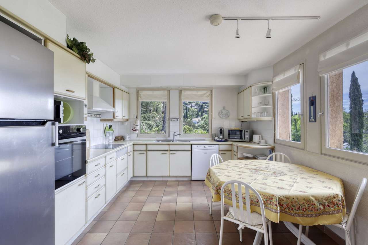 Lovely 5 bedroom south facing villa, which is ideally situated right in the