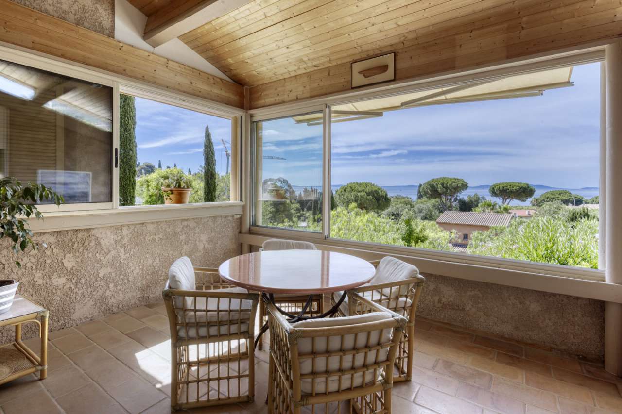 Lovely 5 bedroom south facing villa, which is ideally situated right in the