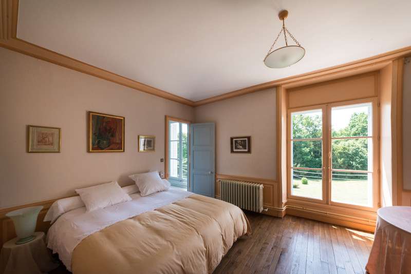 Grand and spacious 8 bedroom chateau located in a quiet setting in Jazeneui