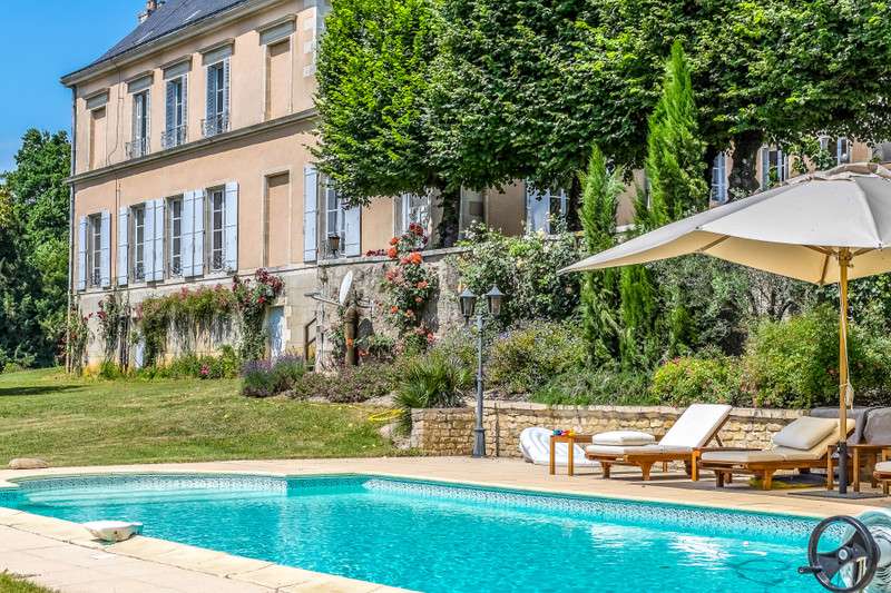 Grand and spacious 8 bedroom chateau located in a quiet setting in Jazeneui
