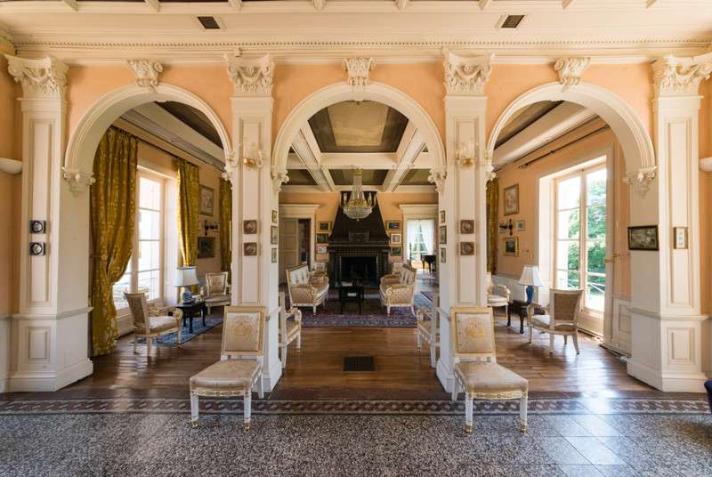 Grand and spacious 8 bedroom chateau located in a quiet setting in Jazeneui