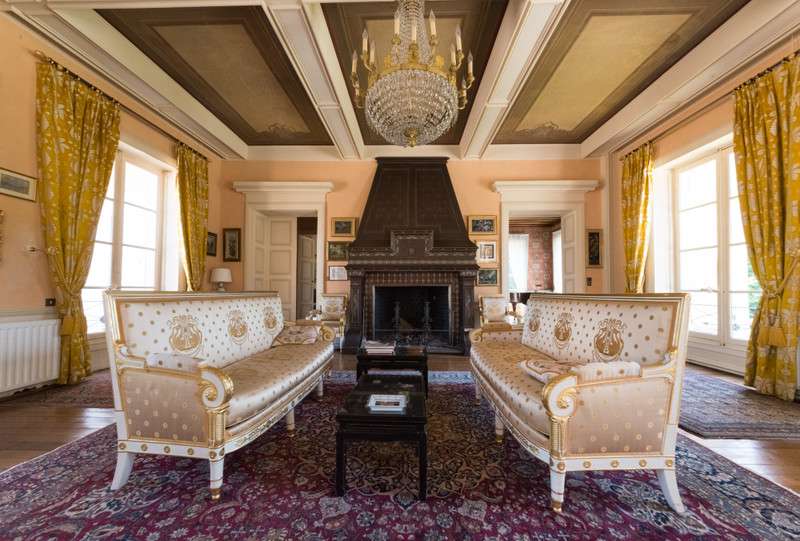 Grand and spacious 8 bedroom chateau located in a quiet setting in Jazeneui