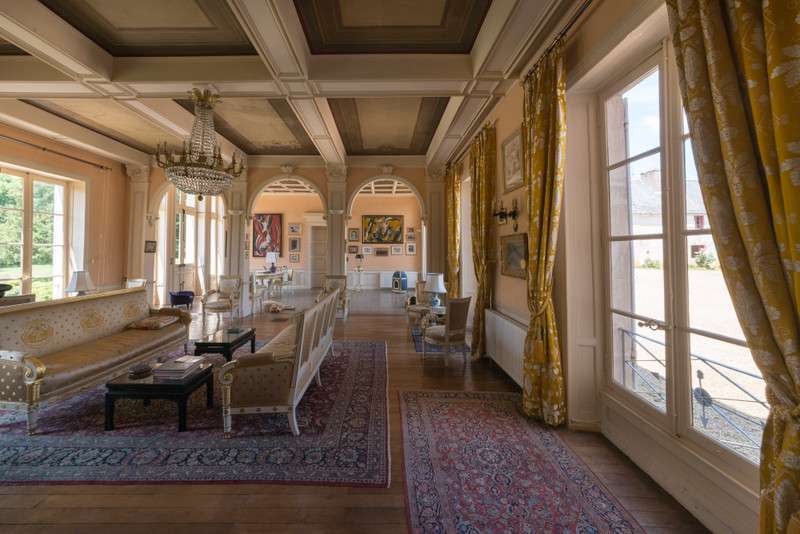 Grand and spacious 8 bedroom chateau located in a quiet setting in Jazeneui