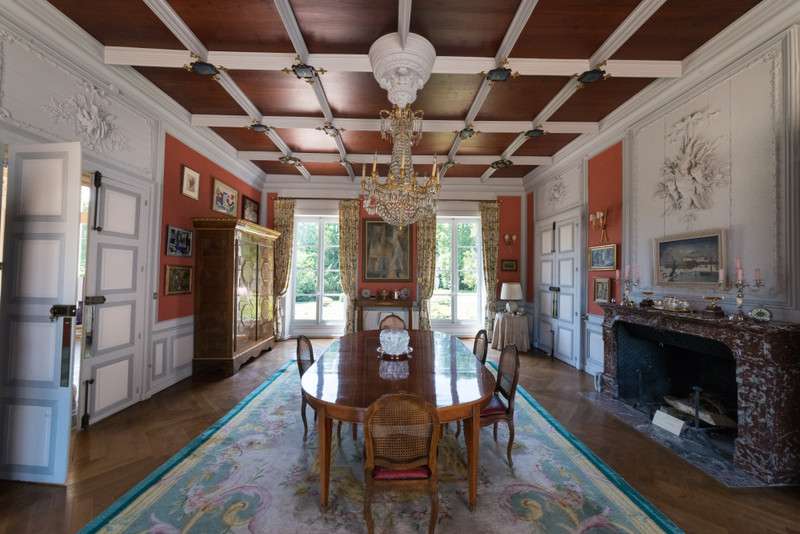 Grand and spacious 8 bedroom chateau located in a quiet setting in Jazeneui