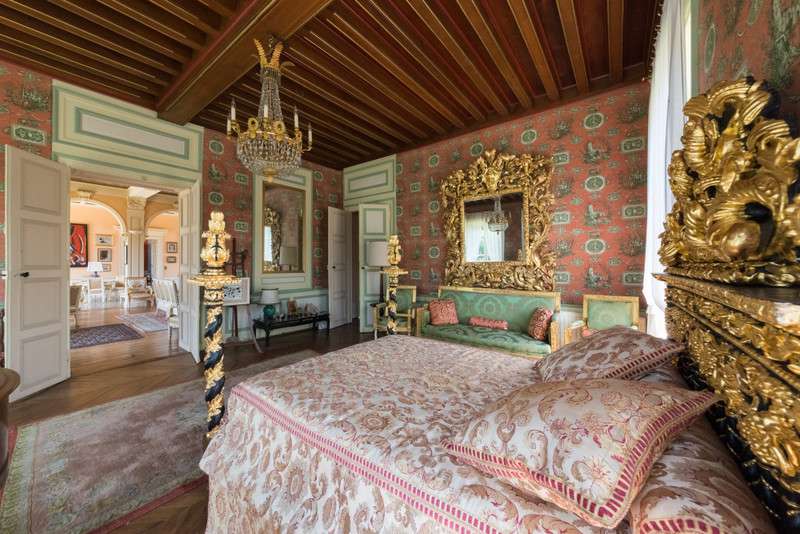 Grand and spacious 8 bedroom chateau located in a quiet setting in Jazeneui