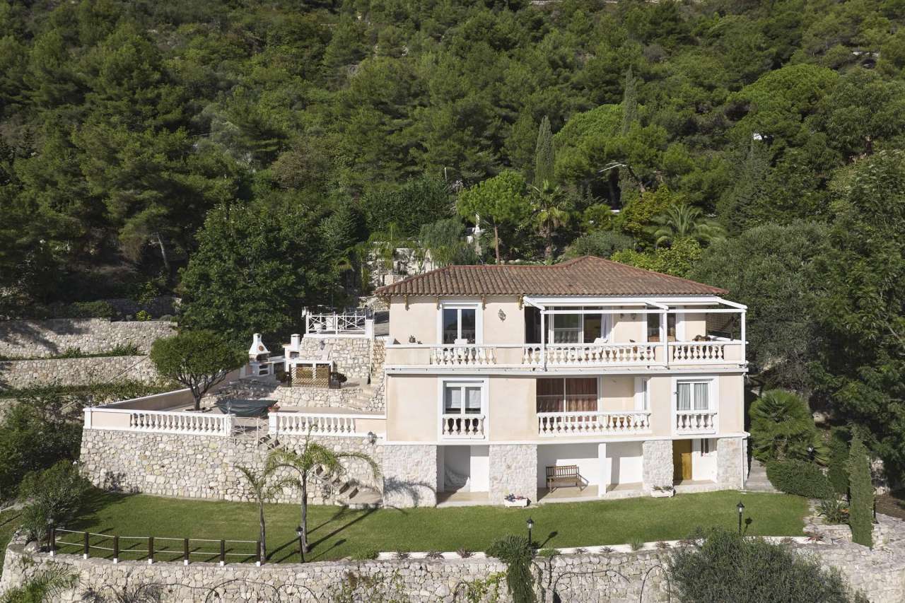 Stunning 3 storey, 3 bedroom luxury villa nestling in glorious landscaped g