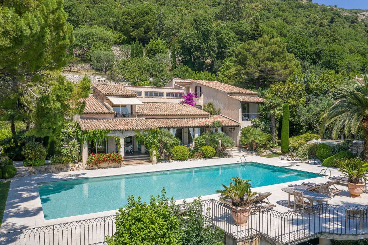 Surrounded by 17,720m2 of mature gardens and ideally located in one of the