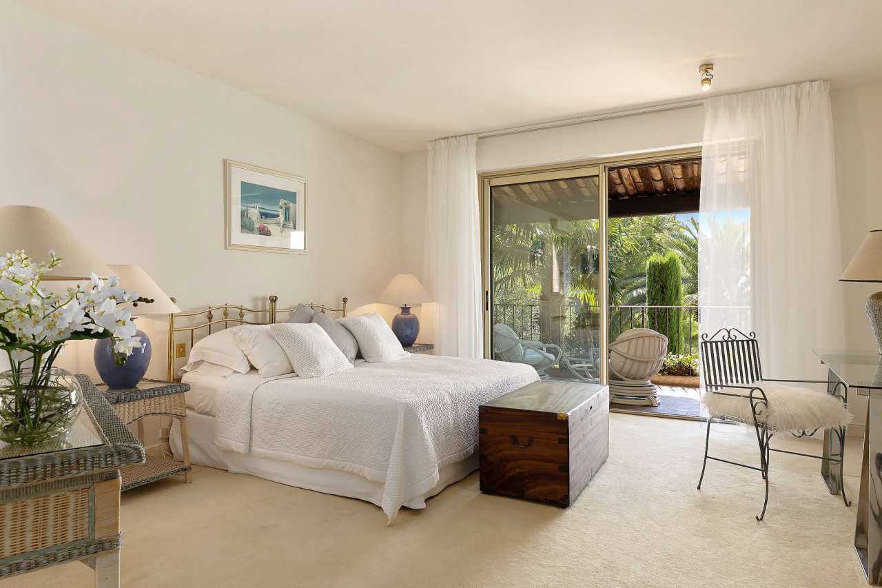 Surrounded by 17,720m2 of mature gardens and ideally located in one of the