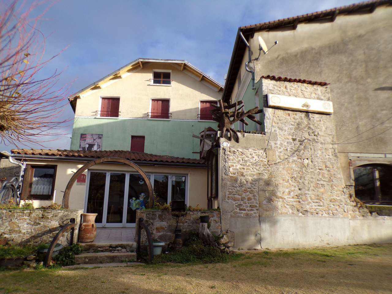 Character 10 bedroom hotel located in the centre of Chateauponsac, just 5 m