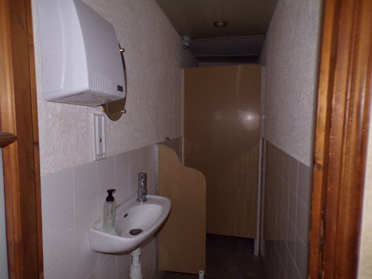 Character 10 bedroom hotel located in the centre of Chateauponsac, just 5 m