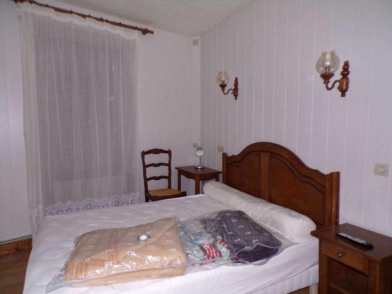 Character 10 bedroom hotel located in the centre of Chateauponsac, just 5 m