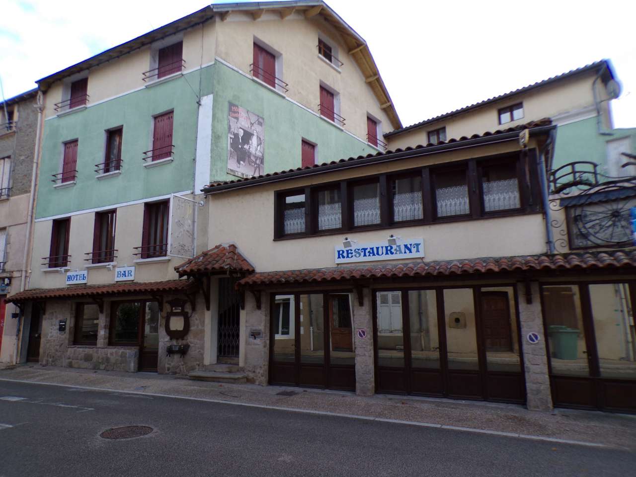 Character 10 bedroom hotel located in the centre of Chateauponsac, just 5 m