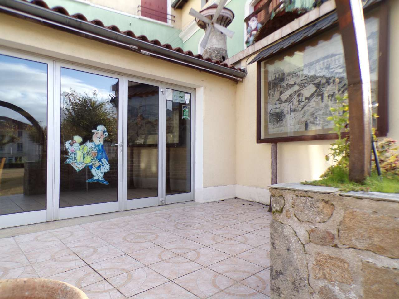 Character 10 bedroom hotel located in the centre of Chateauponsac, just 5 m