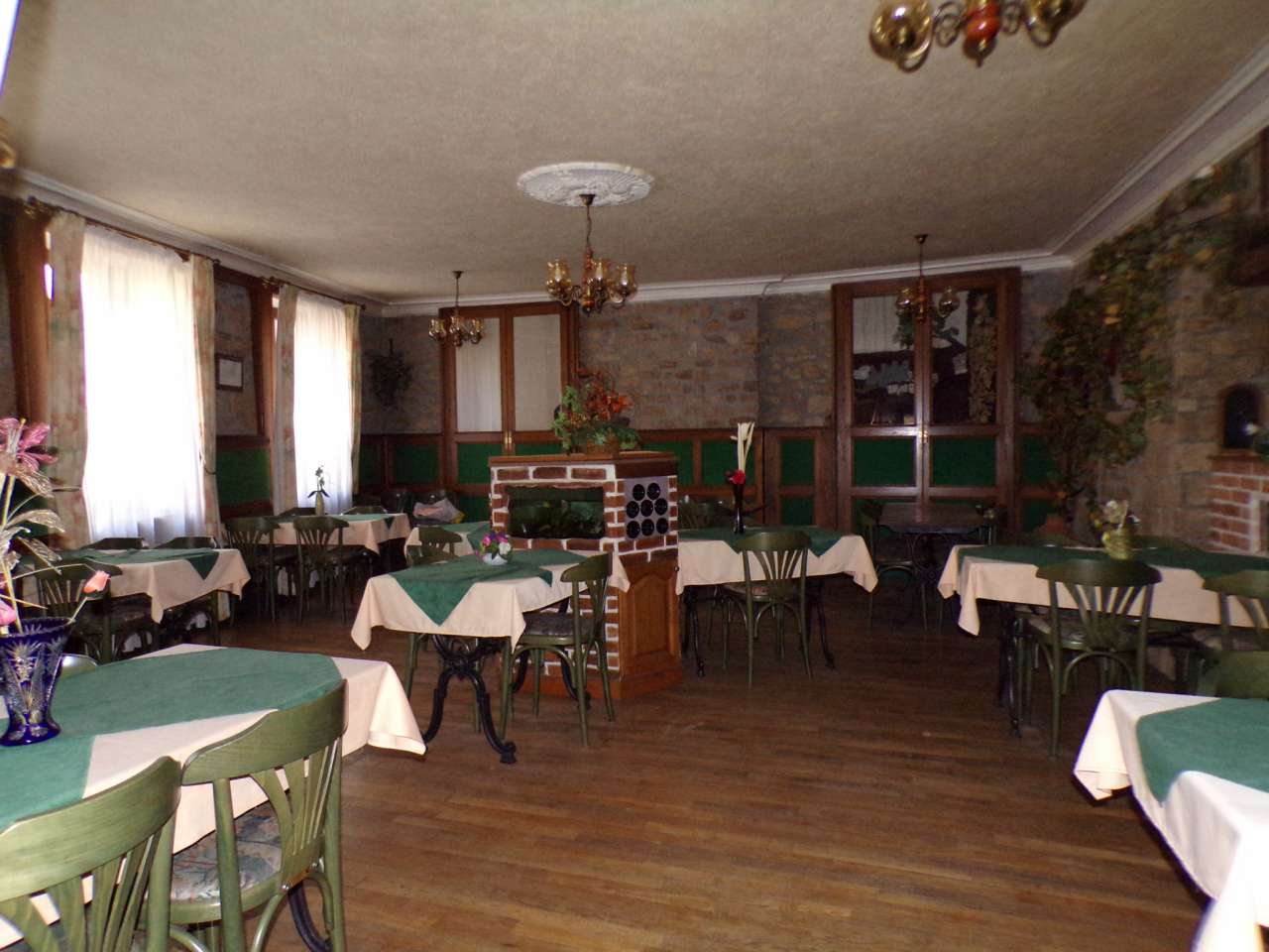 Character 10 bedroom hotel located in the centre of Chateauponsac, just 5 m