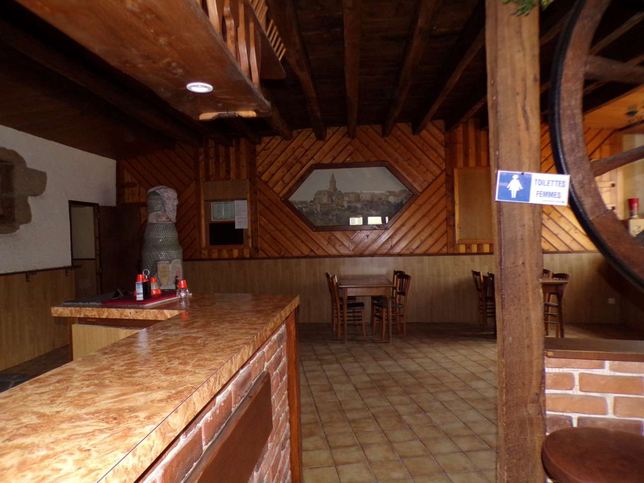 Character 10 bedroom hotel located in the centre of Chateauponsac, just 5 m