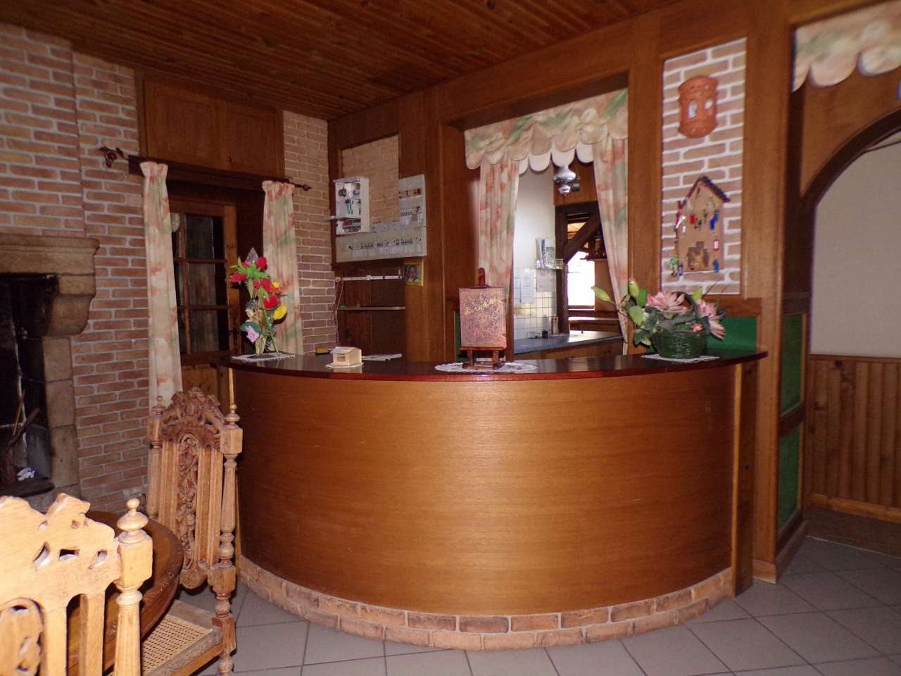 Character 10 bedroom hotel located in the centre of Chateauponsac, just 5 m