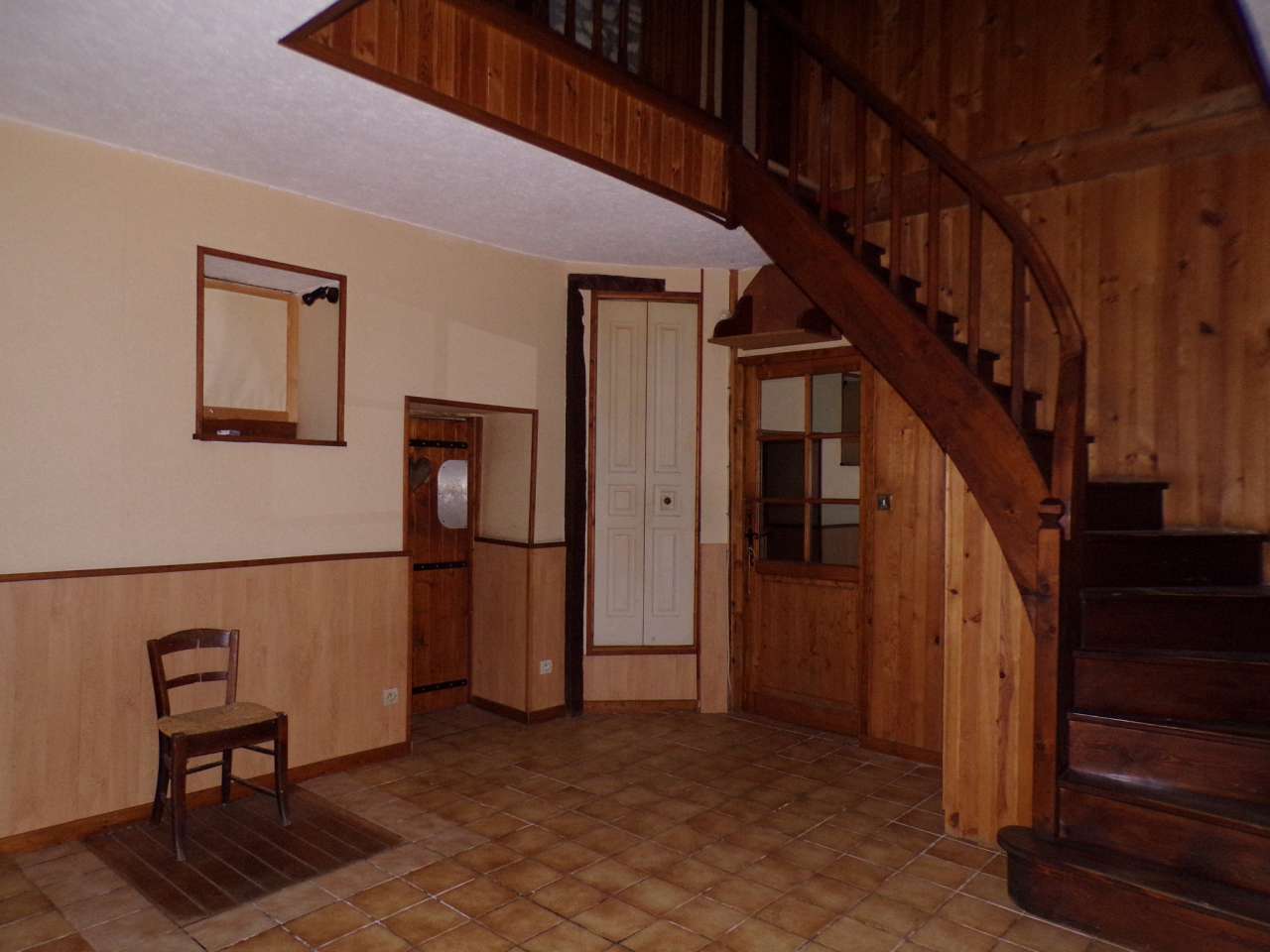 Character 10 bedroom hotel located in the centre of Chateauponsac, just 5 m