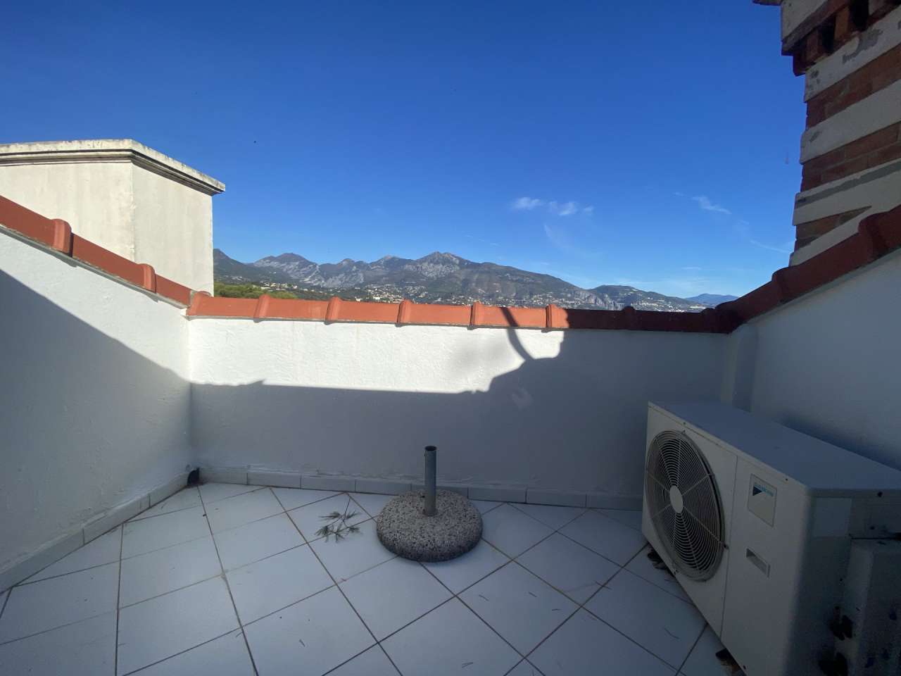 With stunning sea views, this bright and spacious 1 bedroom top floor apart