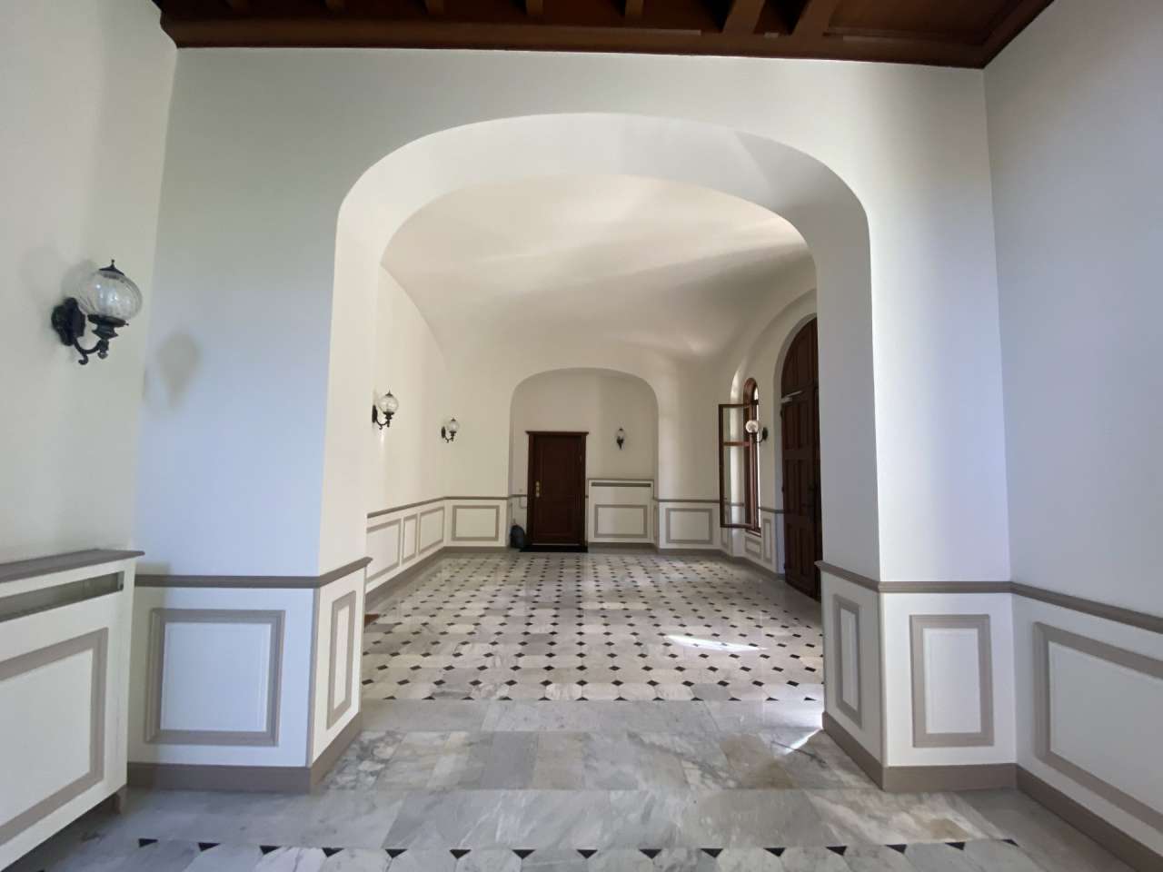 With stunning sea views, this bright and spacious 1 bedroom top floor apart