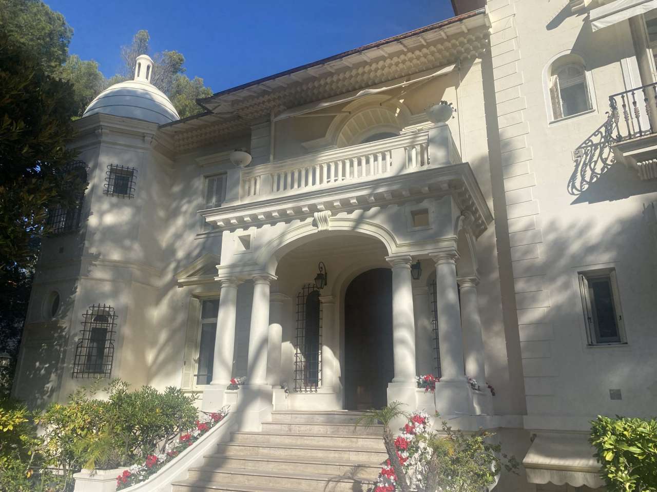 With stunning sea views, this bright and spacious 1 bedroom top floor apart