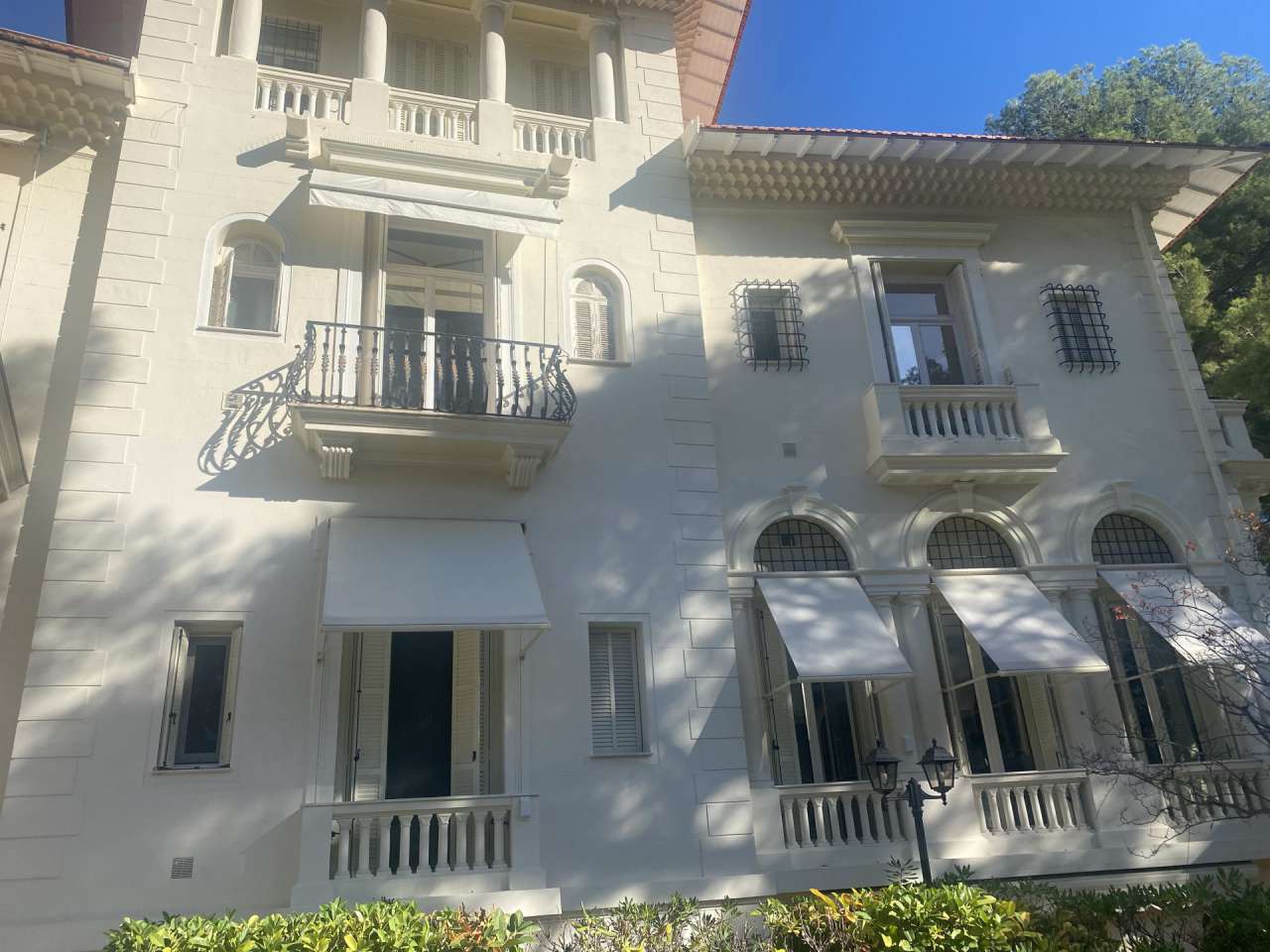 With stunning sea views, this bright and spacious 1 bedroom top floor apart