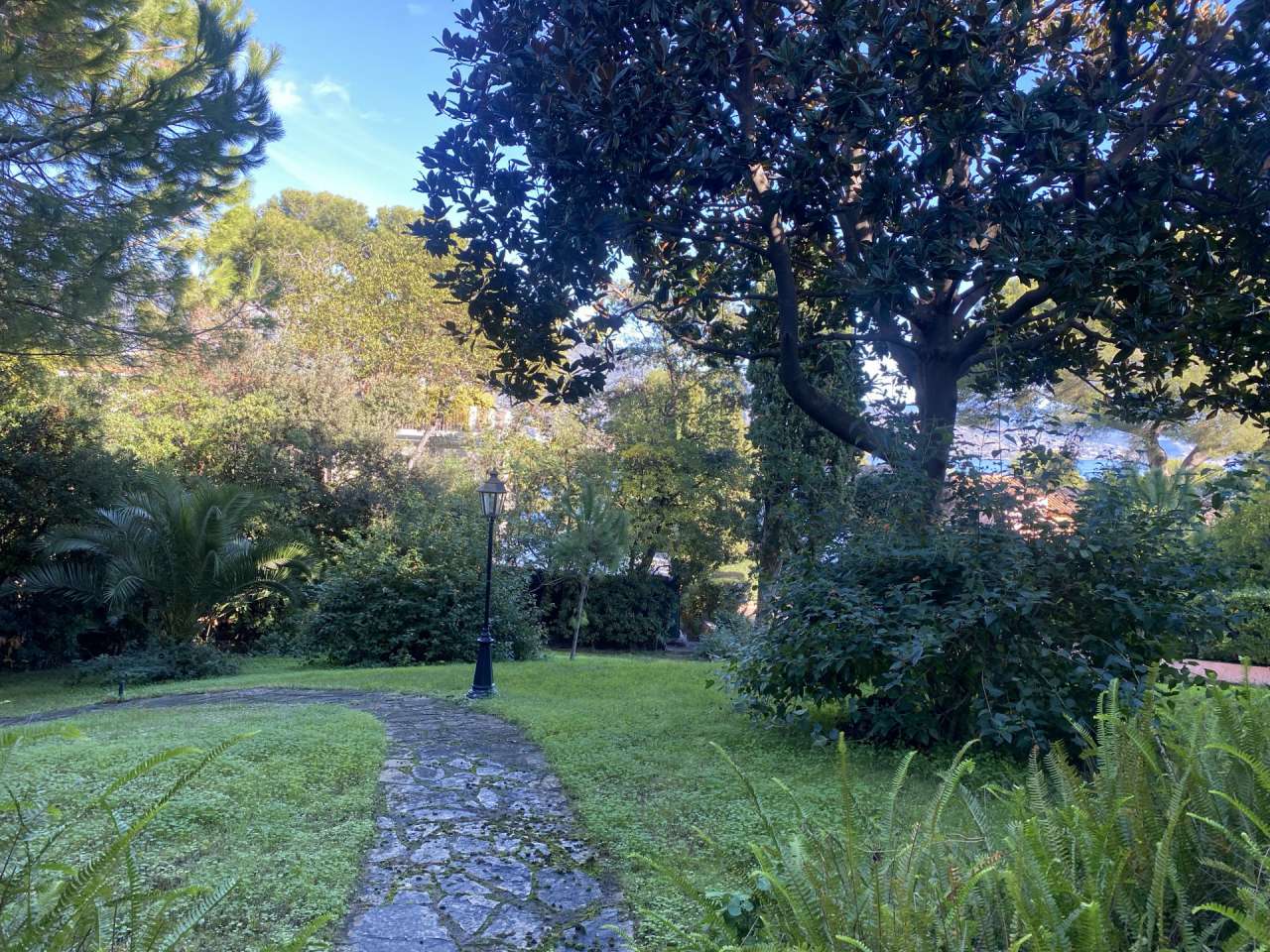 With stunning sea views, this bright and spacious 1 bedroom top floor apart