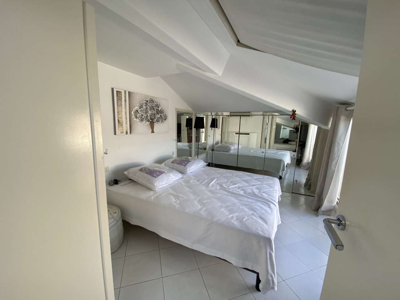 With stunning sea views, this bright and spacious 1 bedroom top floor apart