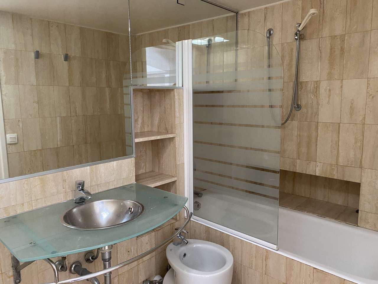 With stunning sea views, this bright and spacious 1 bedroom top floor apart