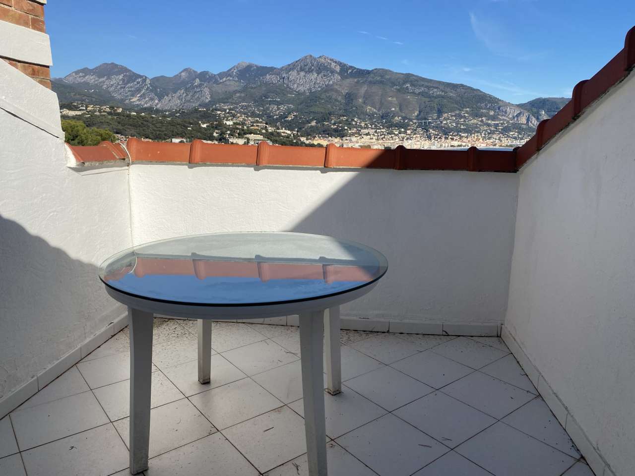 With stunning sea views, this bright and spacious 1 bedroom top floor apart