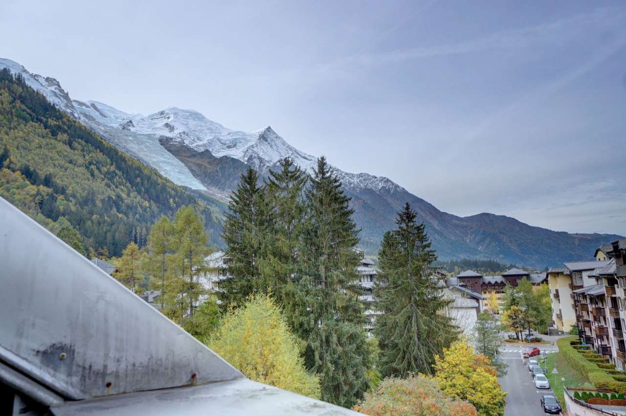 Ideally situated very close to the iconic Aiguille du Midi cable car and th