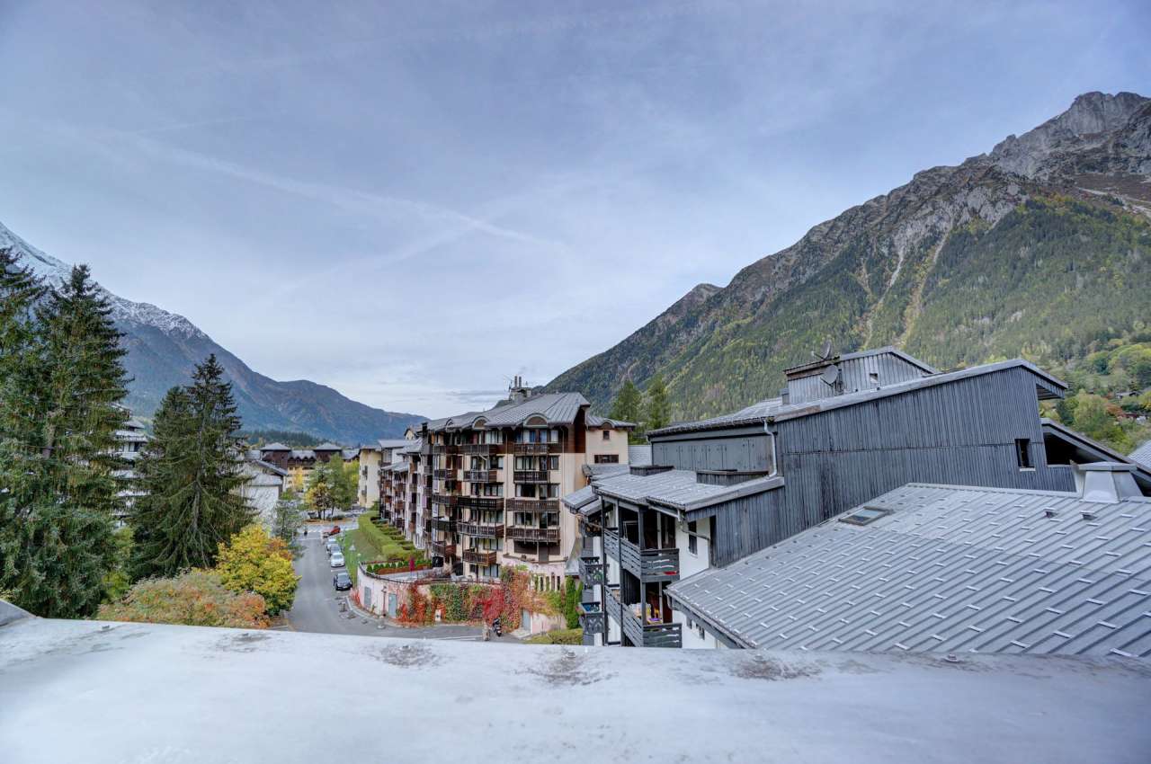 Ideally situated very close to the iconic Aiguille du Midi cable car and th