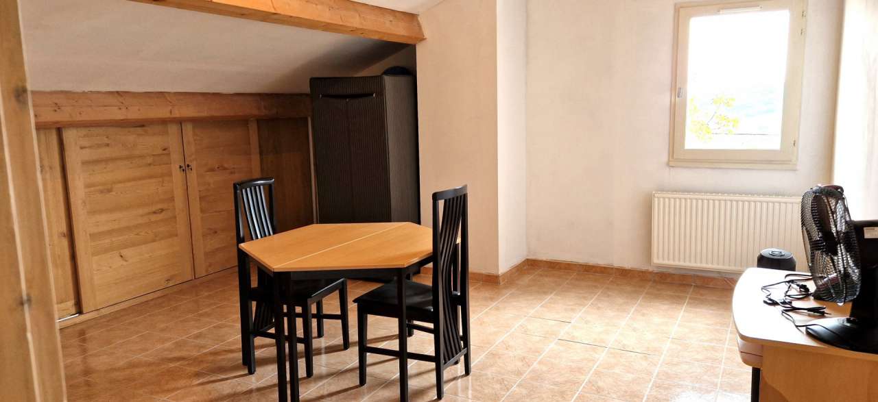 Spacious and totally refurbished 17 bedroom house, with a vast total living