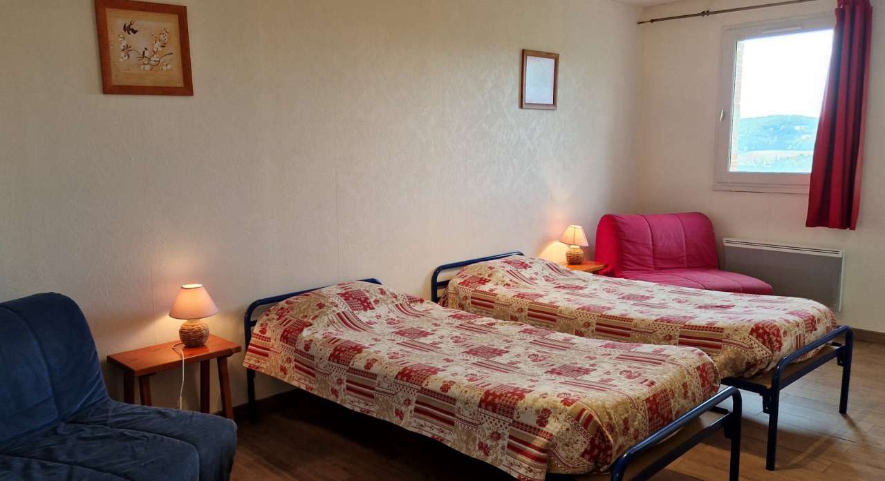 Spacious and totally refurbished 17 bedroom house, with a vast total living