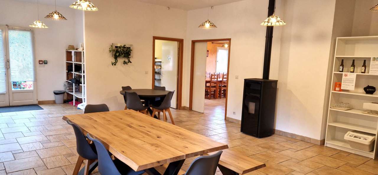 Spacious and totally refurbished 17 bedroom house, with a vast total living