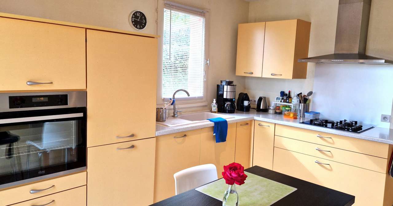 Spacious and totally refurbished 17 bedroom house, with a vast total living