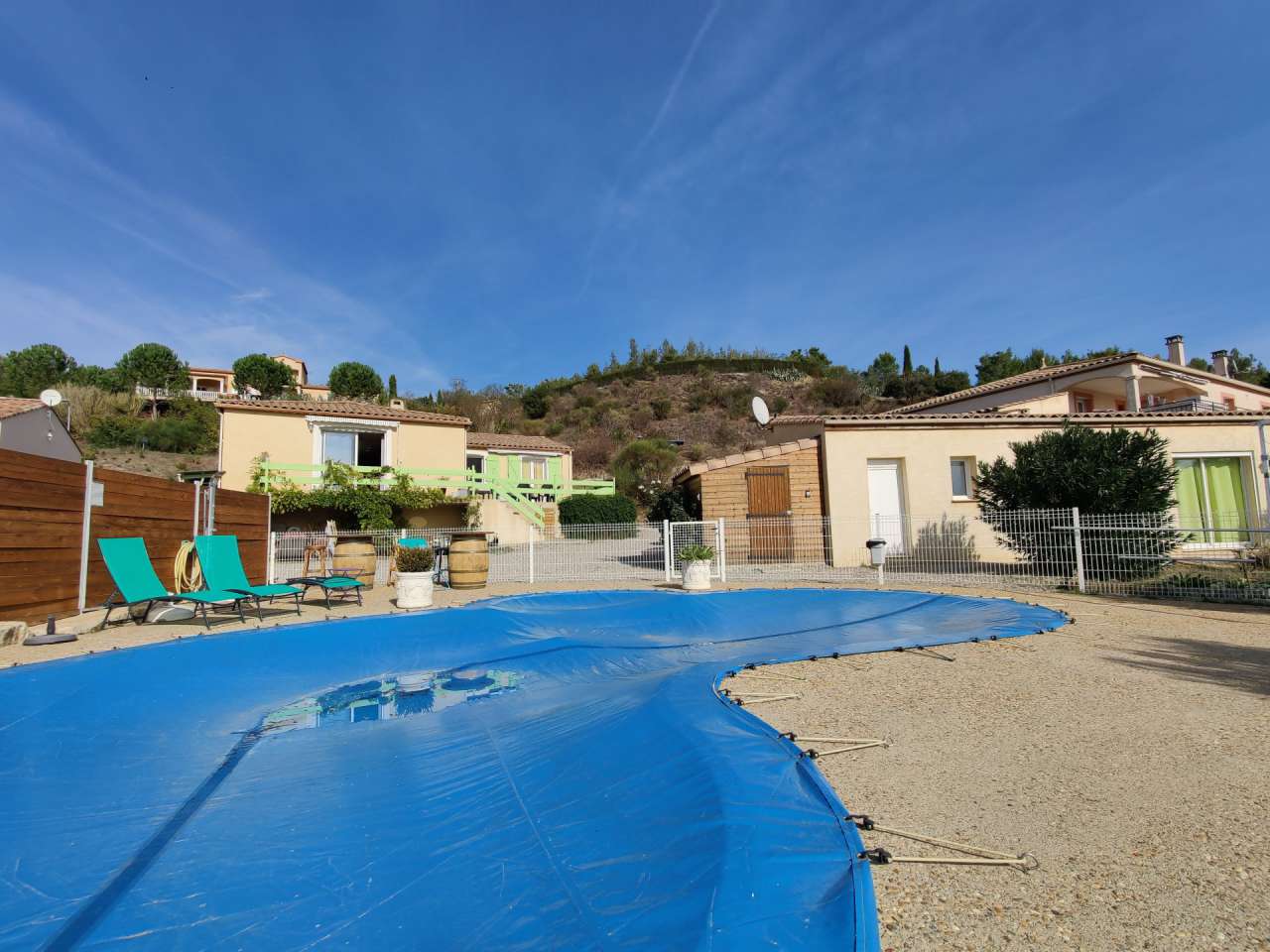 Modern and spacious 8 bedroom property, which includes 2 fully independent