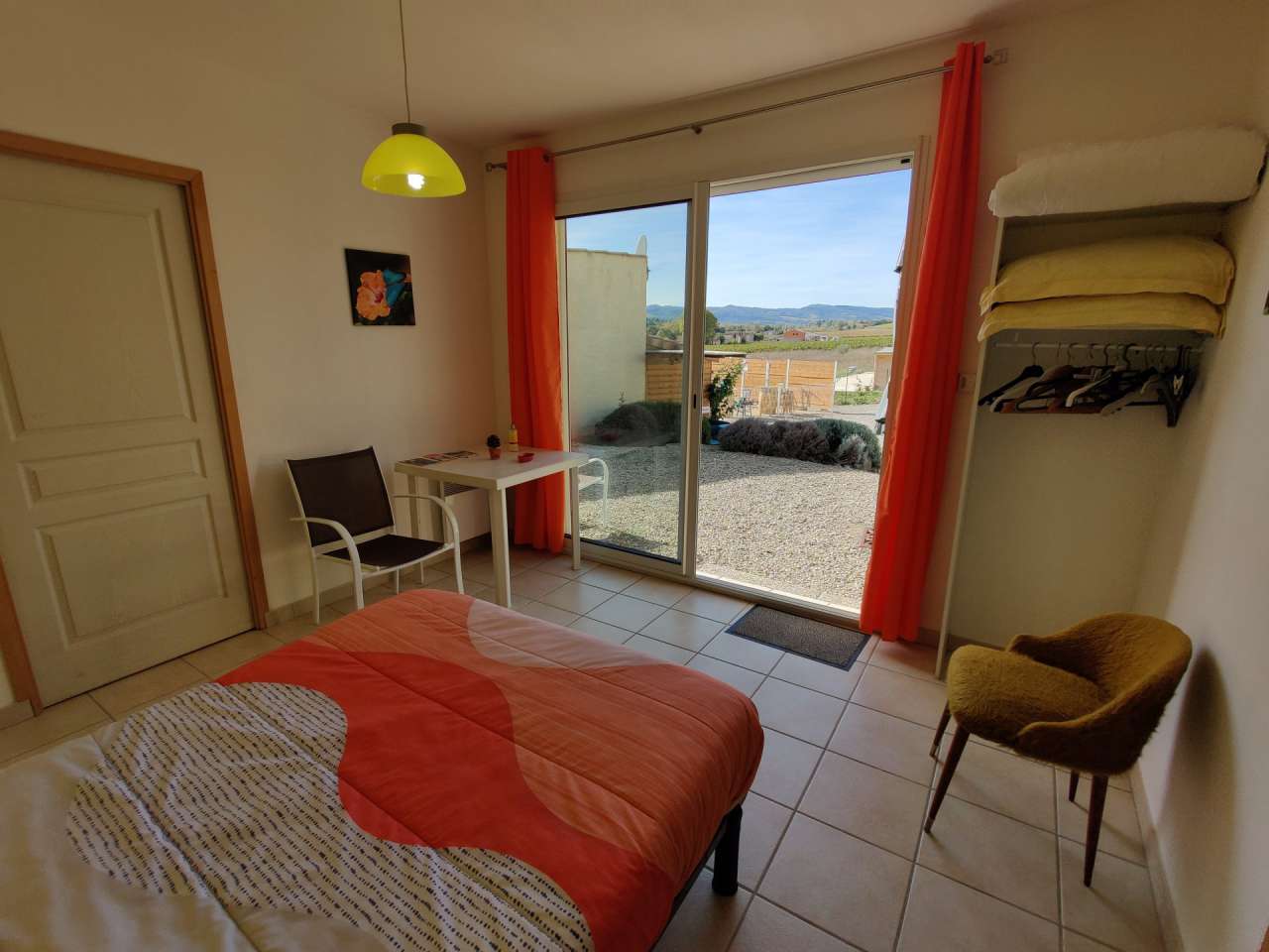 Modern and spacious 8 bedroom property, which includes 2 fully independent