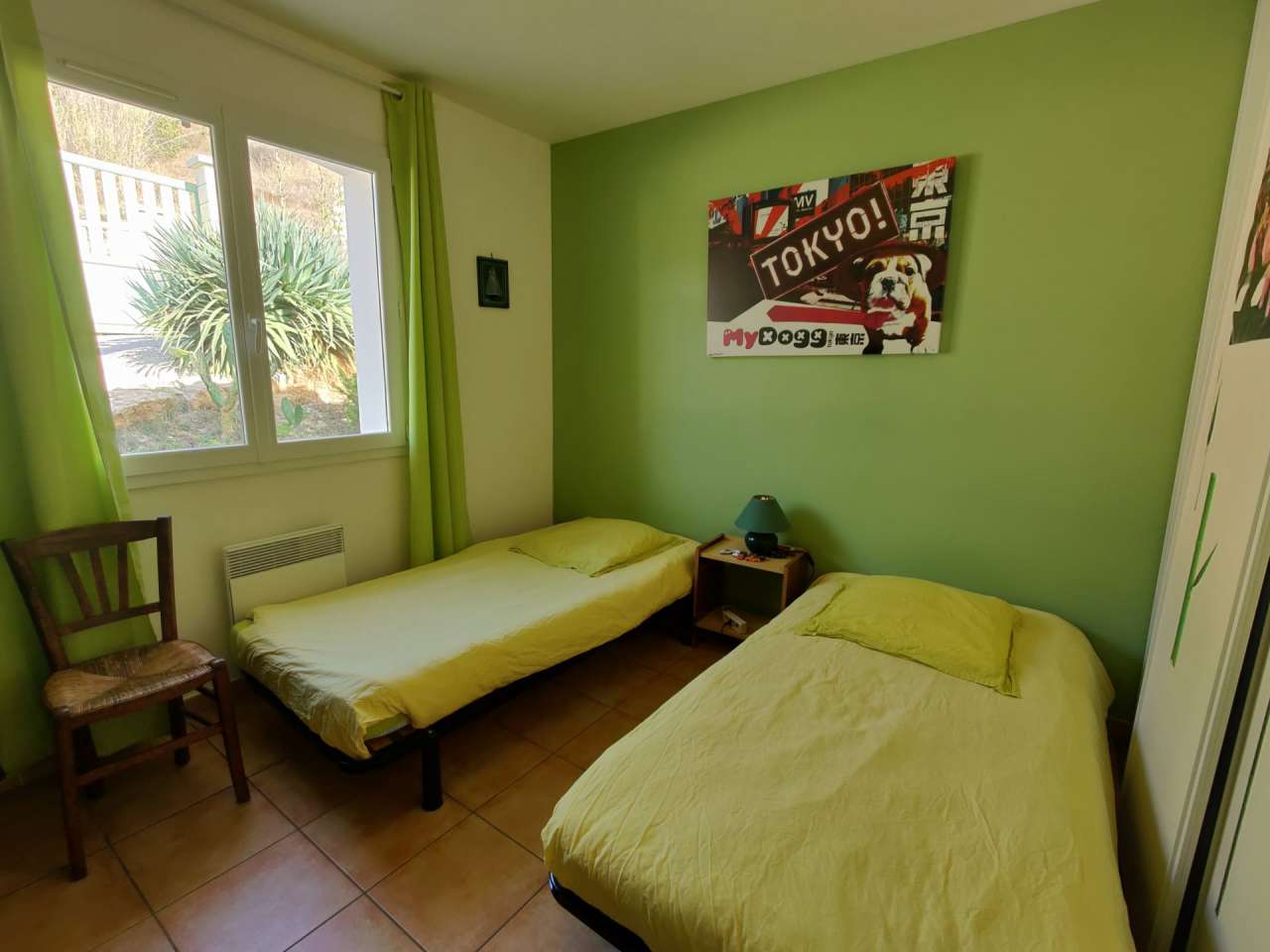 Modern and spacious 8 bedroom property, which includes 2 fully independent