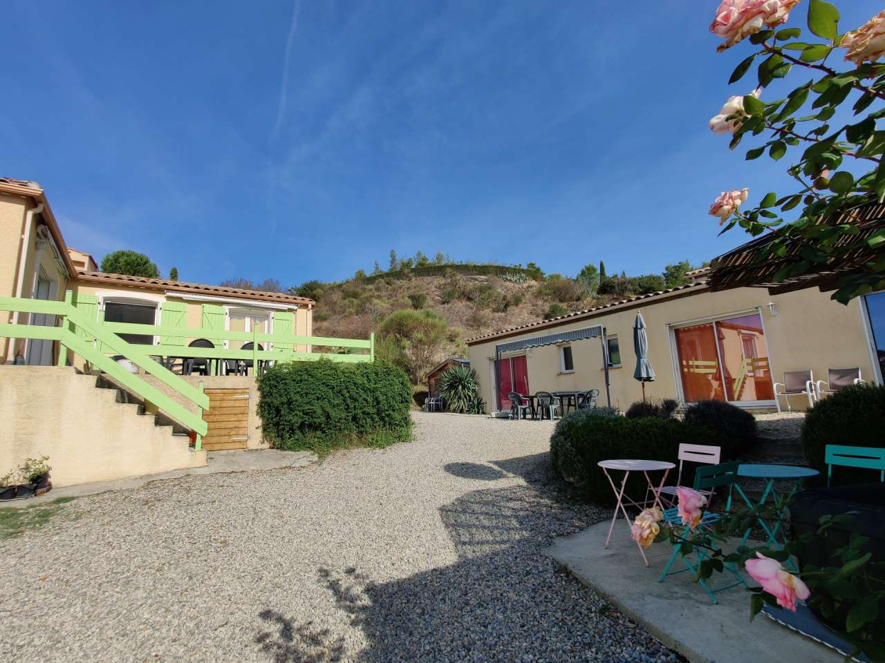 Modern and spacious 8 bedroom property, which includes 2 fully independent