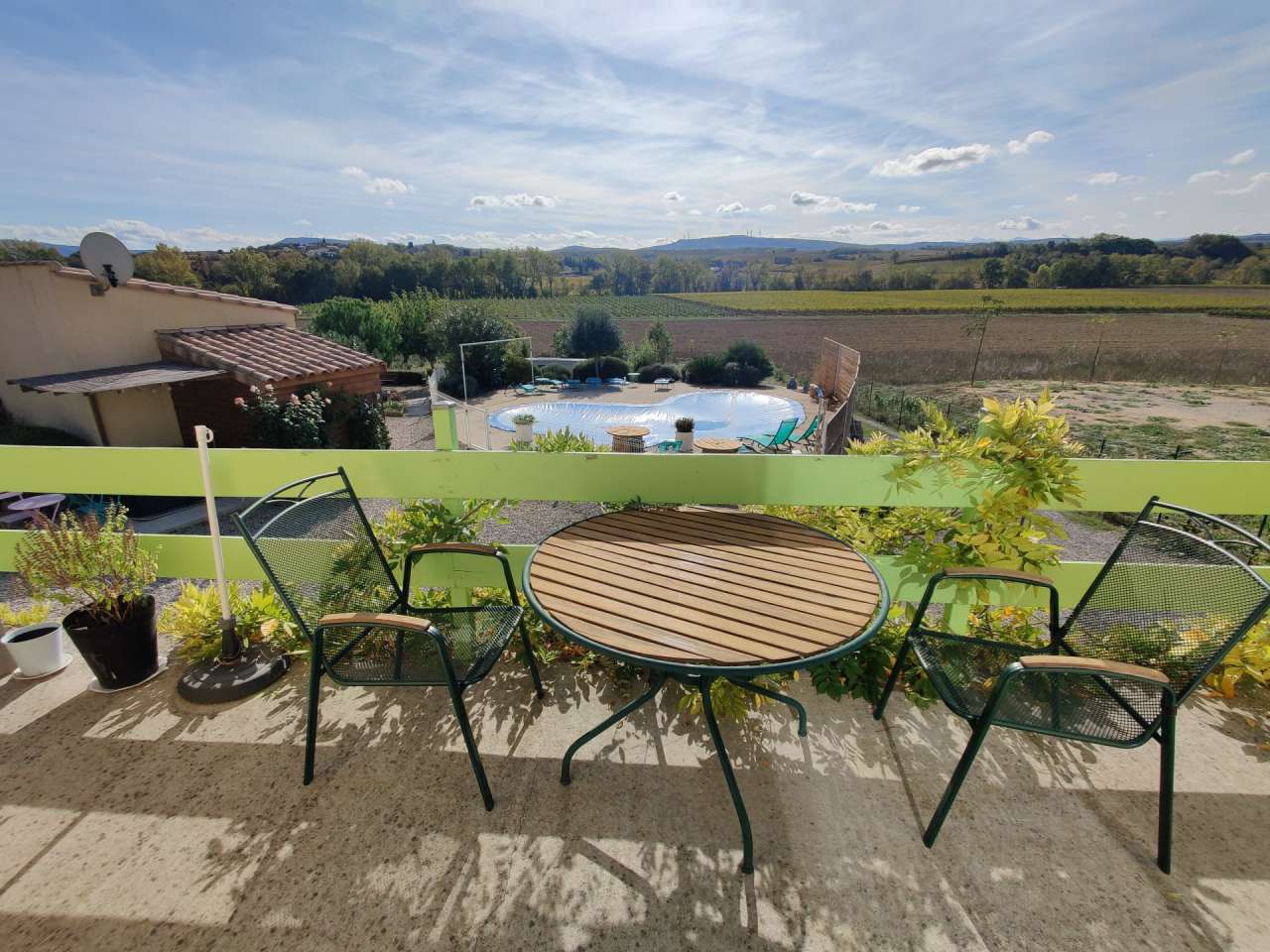 Modern and spacious 8 bedroom property, which includes 2 fully independent